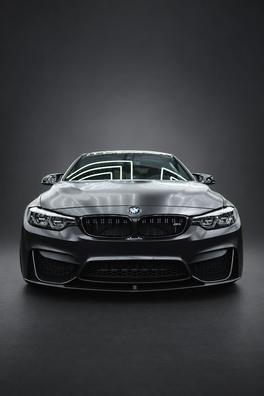 BMW M3 de face sur fond anthracite, sans plaque d’immatriculation
